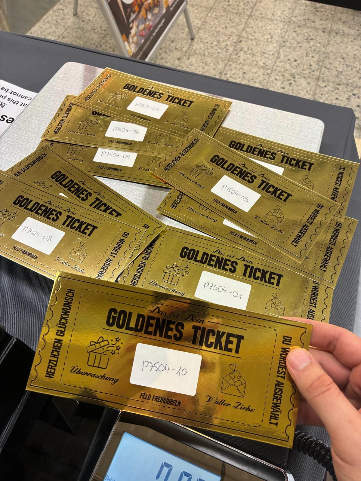 Mehrere goldene Hall-of-Secrets-Tickets mit bereits freigerubbelten Losnummern.